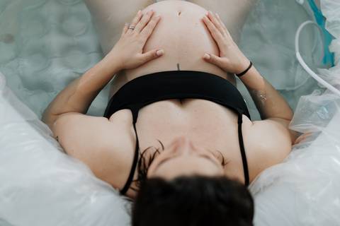 sessão de foto de parto domiciliar na piscina'