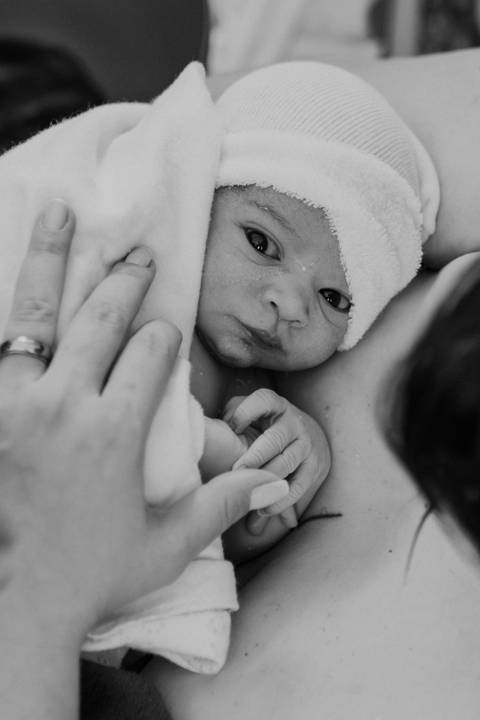 foto de recém nascido em preto e branco'