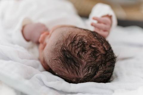 foto de bebê recém nascido em parto normal em casa'