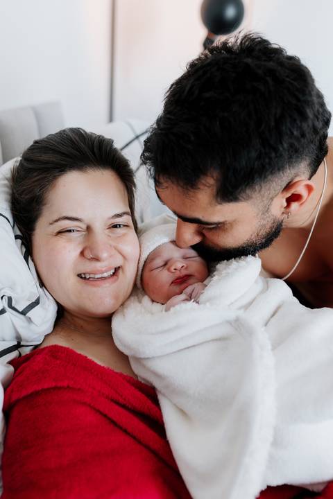 foto familiar com recém nascida em parto normal em casa'