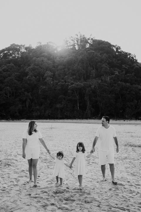 ensaio em família em Bertioga em preto e branco'