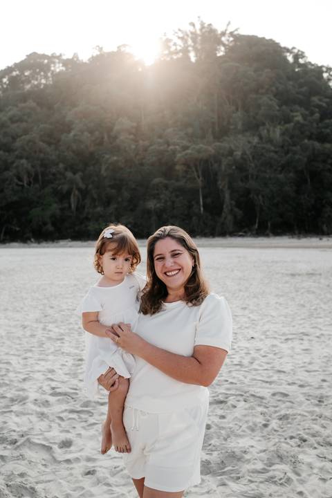 retrato mãe e filha na praia'