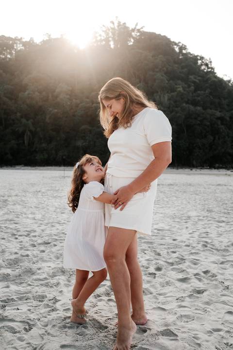 retrato de mãe e filha ao ar livre'