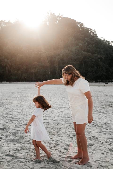 foto criativa para ensaio mãe e filha'