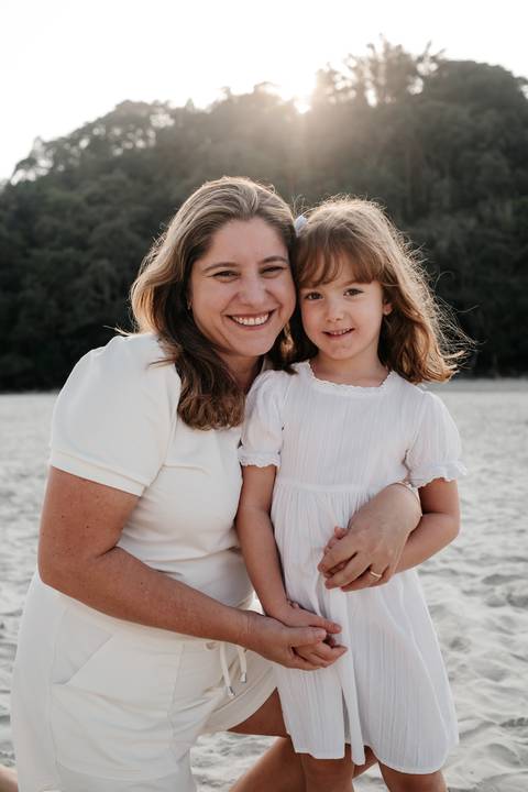 foto de mãe e filha na praia em Bertioga'