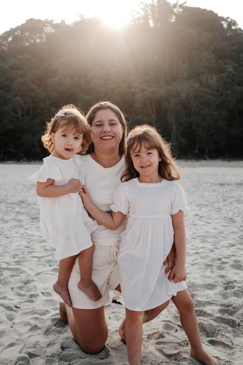 ensaio fotográfico de mãe e filhas ao ar livre'