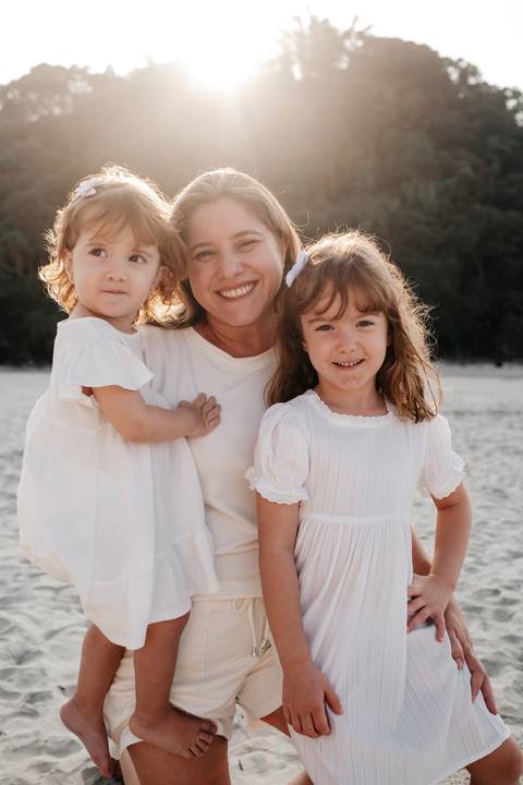 sessão de fotos na praia de mãe e filhas'