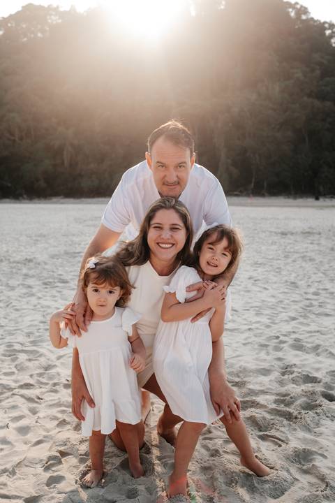 foto criativa para ensaio fotográfico em família na praia'