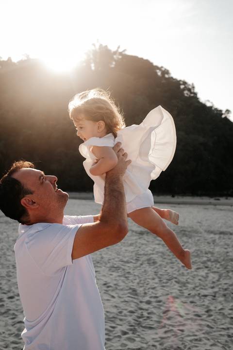 foto criativa de pai e filha na praia'