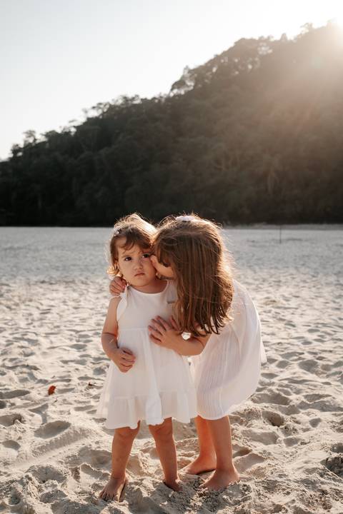 ensaio infantil na praia de irmãs'