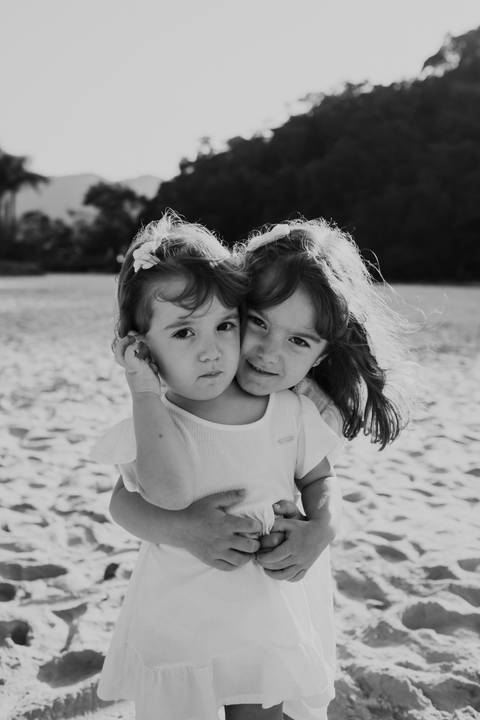 foto de irmãs em sessão de fotos em preto e branco'