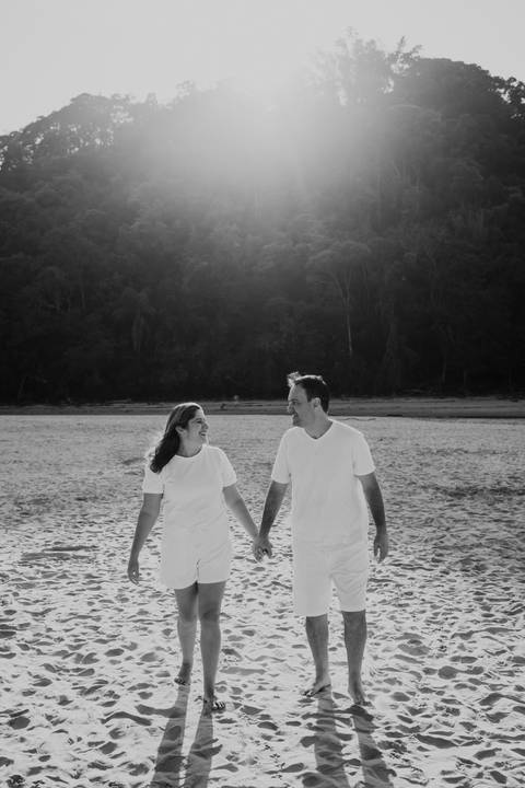 foto de casal na praia em preto e branco'