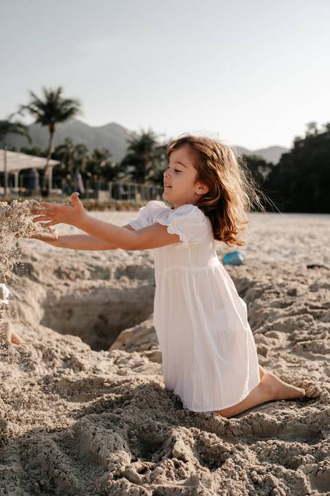 foto criativa na praia para ensaio infantil'