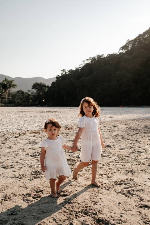 sessão de fotos em família na praia com irmãs'