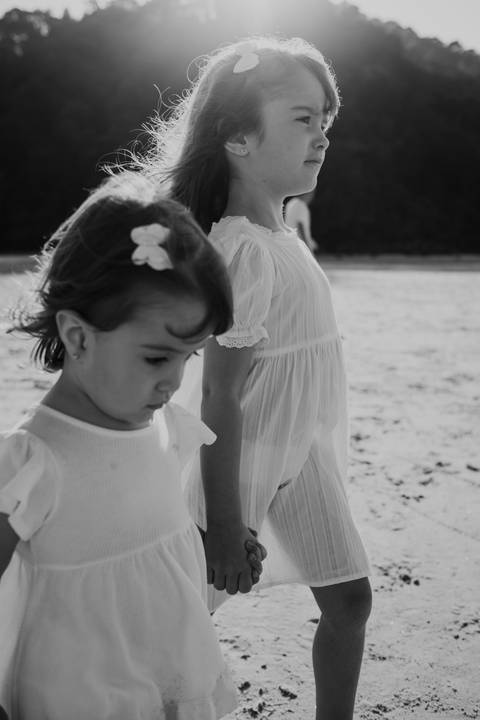 foto de irmãs caminhando na praia em Bertioga em preto e branco'