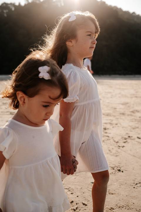 foto de irmãs caminhando na praia em Bertioga'