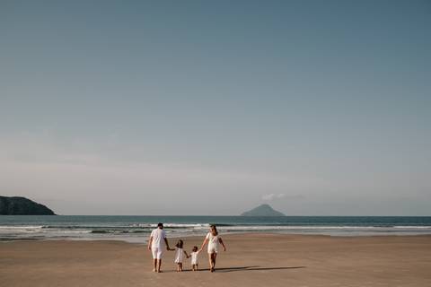 ensaio fotográfico de família na praia em Bertioga'