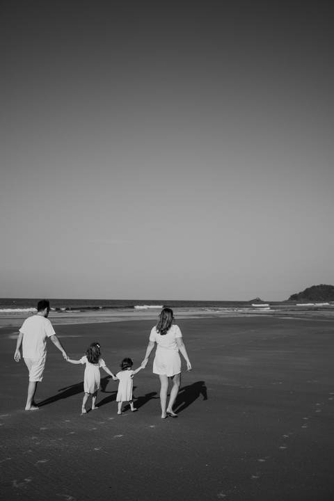 foto de família na praia em preto e branco'