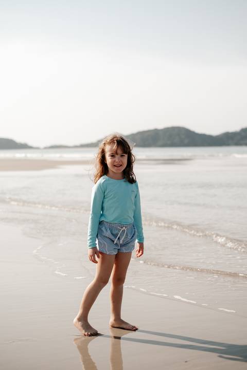 foto de criança na praia em ensaio'