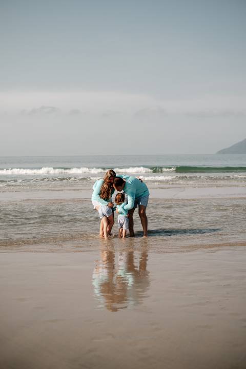 foto em família na praia de Bertioga'