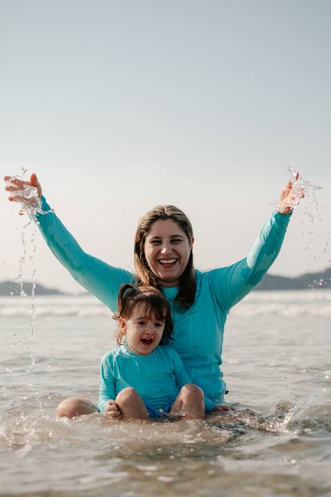foto mãe e filha em ensaio fotográfico na praia'