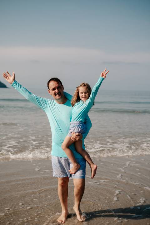 retrato pai e filha na praia'