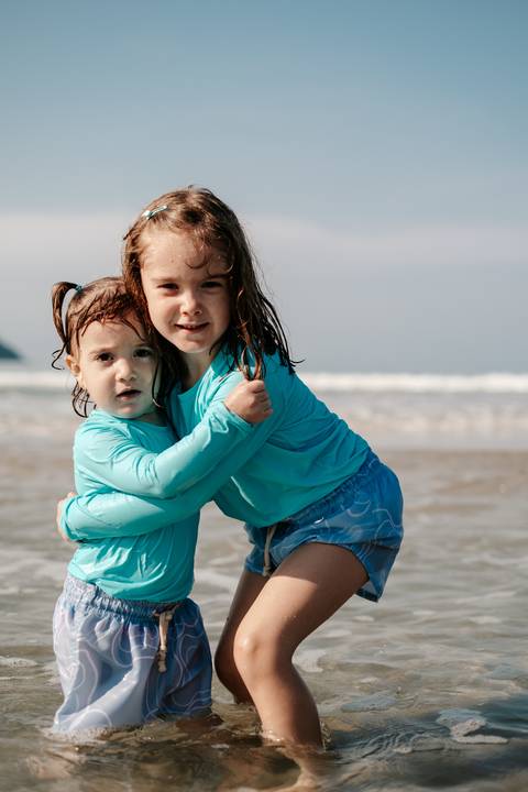 foto de irmãs na praia de Bertioga'