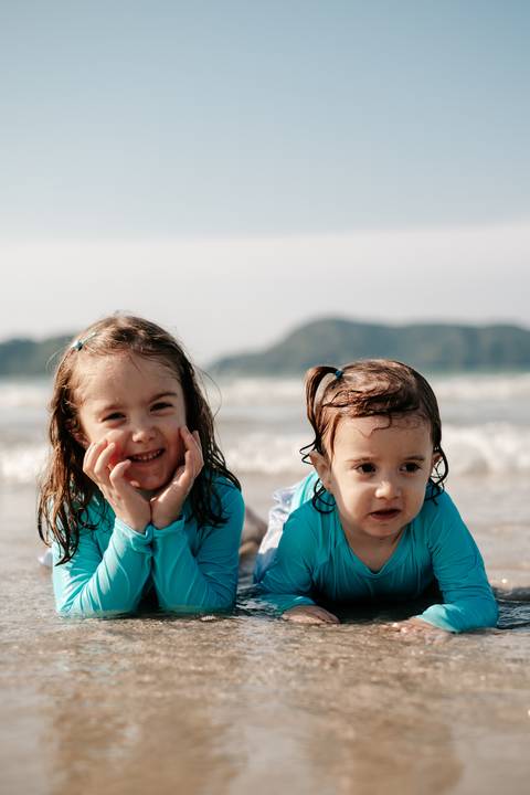retrato de irmãs na praia de Bertioga'