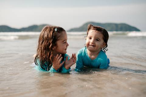 retrato de irmãs brincando na água'