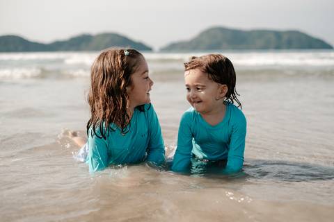 foto de irmãs na praia'