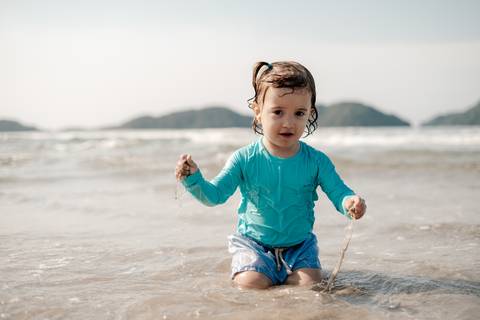 retrato infantilna praia'