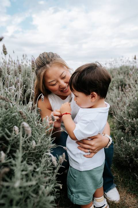 foto mãe e filho em jardim de lavandas'