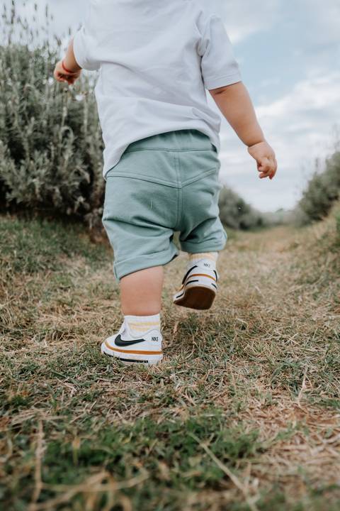 foto criativa infantil ao ar livre'