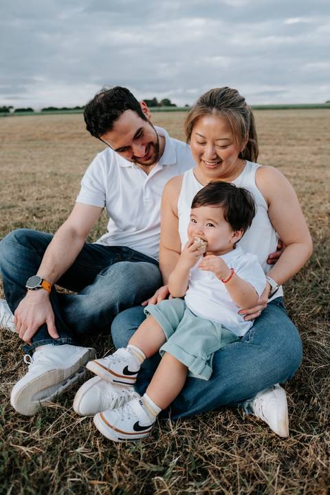 sessão de foto de acompanhamento 1 ano em retrato familiar'