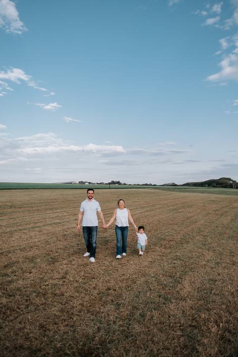 retrato familiar em sessão de fotos no campo'