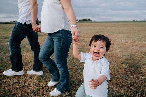foto criativa ao ar livre de retrato familiar de acompanhamento'