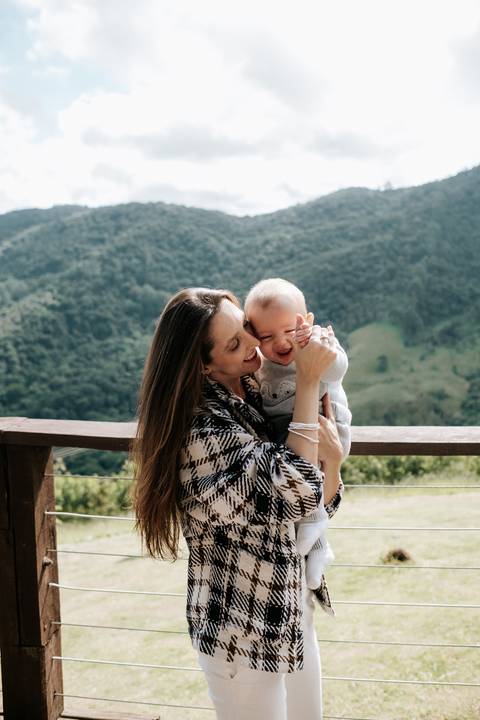 retrato mãe e filho ao ar livre'