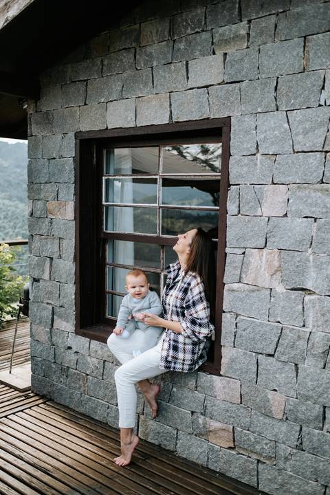 foto de bebe com mãe ao ar livre'