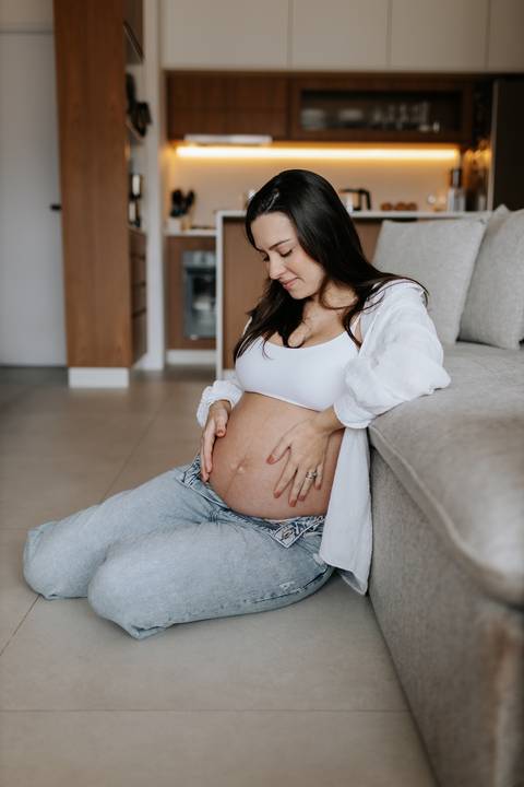 foto criativa de ensaio gestante em casa'