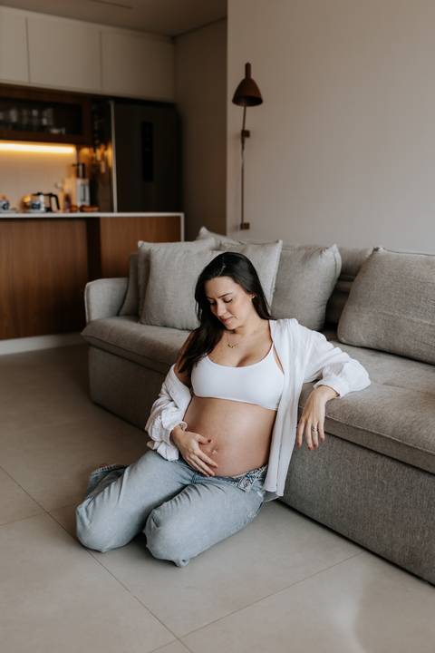 ensaio gestante em casa na sala'