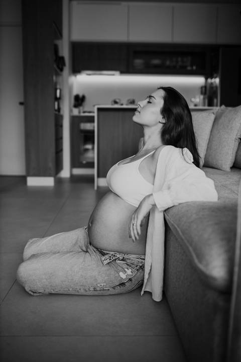 ensaio fotográfico de gestante em casa em São Paulo preto e branco'