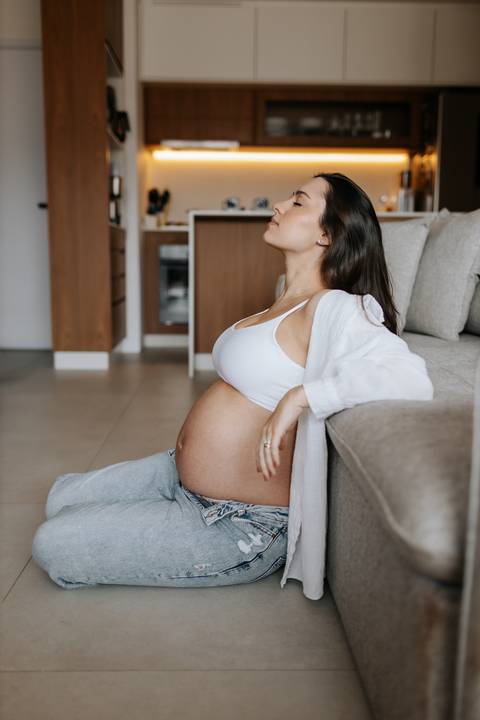 ensaio fotográfico de gestante em casa em São Paulo'