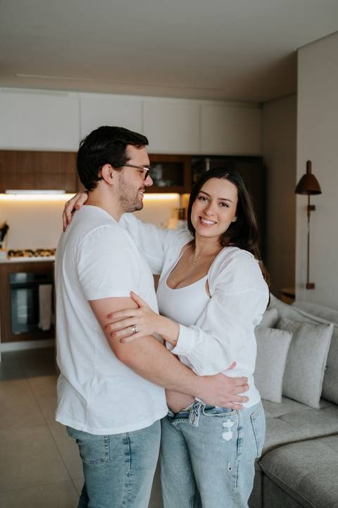 sessão de fotos de gestante com pai em casa'