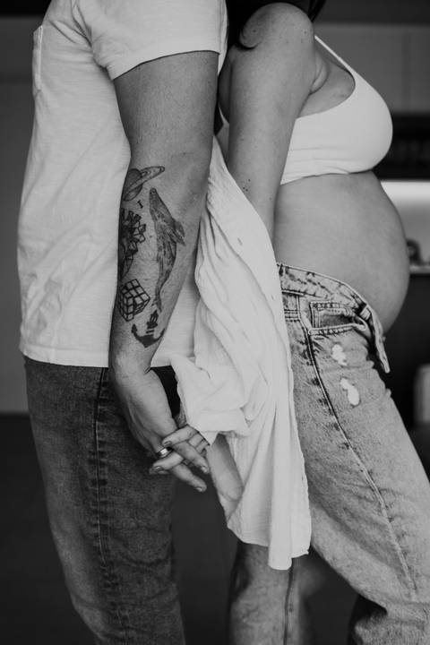 foto gestante casal criativa em São Paulo preto e branco'