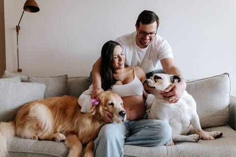 foto gestante casal com pets em casa'