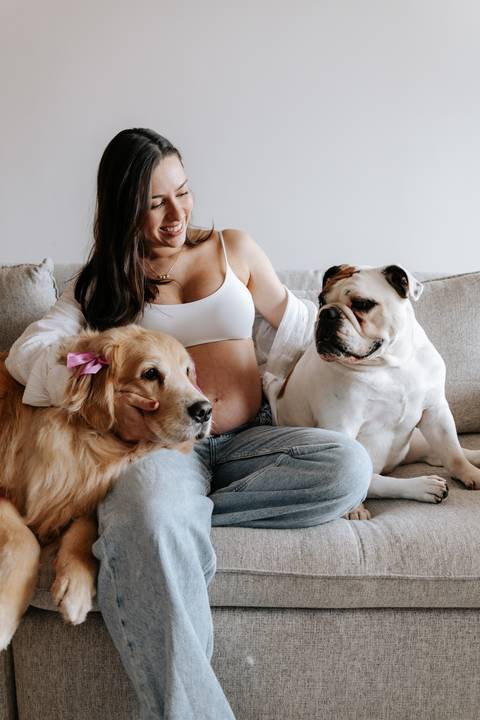 sessão de fotos em casa de gestante com pets'