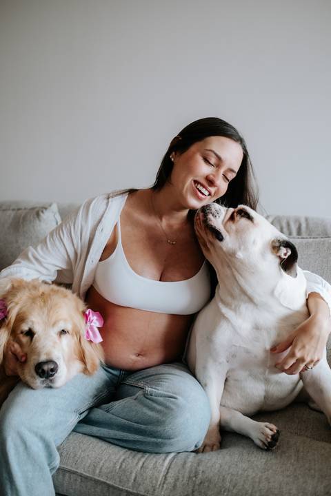 foto de grávida com pets em casa'