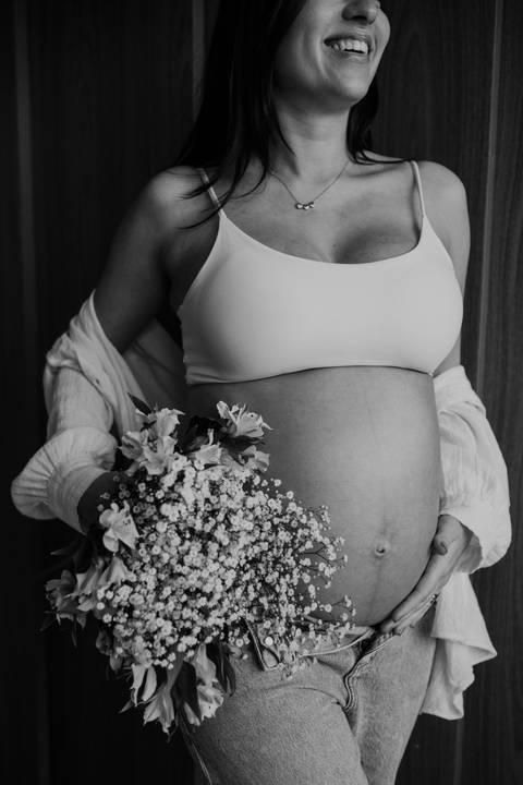 ensaio gestante em casa em preto e branco'