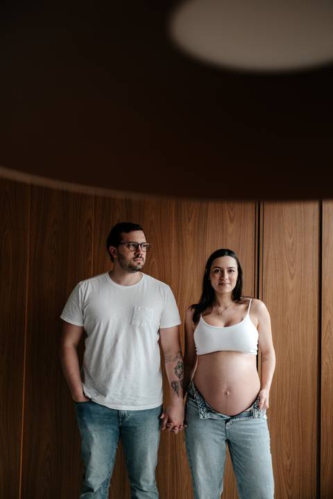 ensaio gestante, foto de casal em casa'