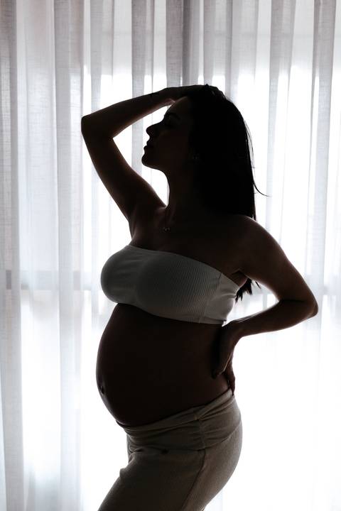 foto gestante criativa em casa'